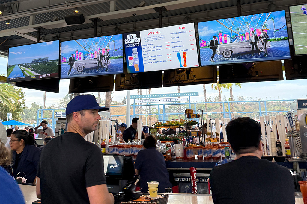 ドジャーススタジアムでビール飲む